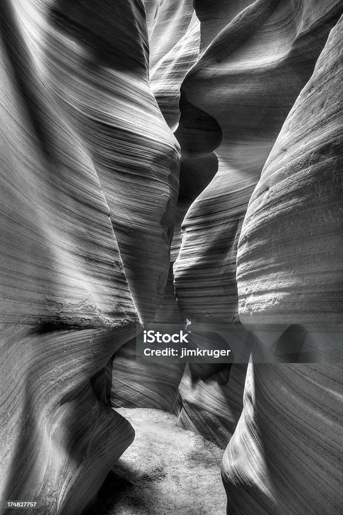 Ranura de Antelope canyon de arenisca textura. - Foto de stock de Blanco y negro libre de derechos