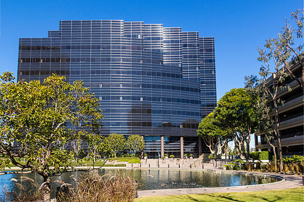 bürogebäude außenansicht (p) - office building office park low angle view orange county stock-fotos und bilder