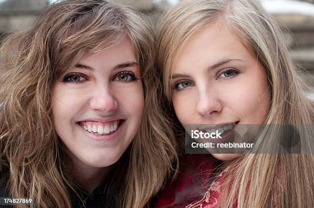 Mujeres Jóvenes Foto de stock y más banco de imágenes de 20 a 29 años - 20 a 29 años, 20-24 años, Abrigo de invierno