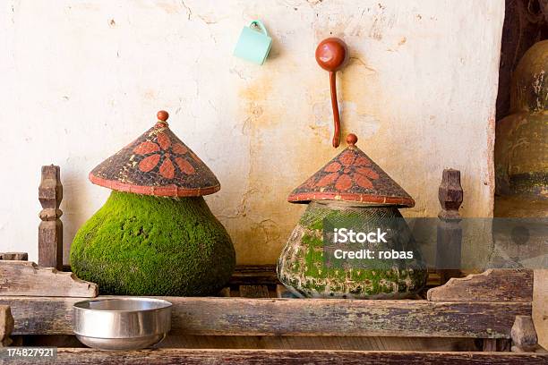 Dos Clay Frascos Con Agua Potable Myanmar Foto de stock y más banco de imágenes de Agua - Agua, Agua potable, Alga