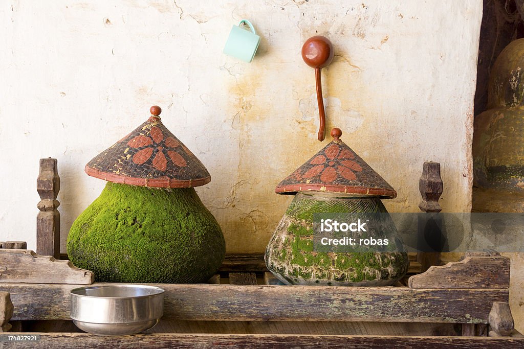 두 리펄스 있는 술마시기 물 단지를. 미얀마에. - 로열티 프리 3가지 개체 스톡 사진