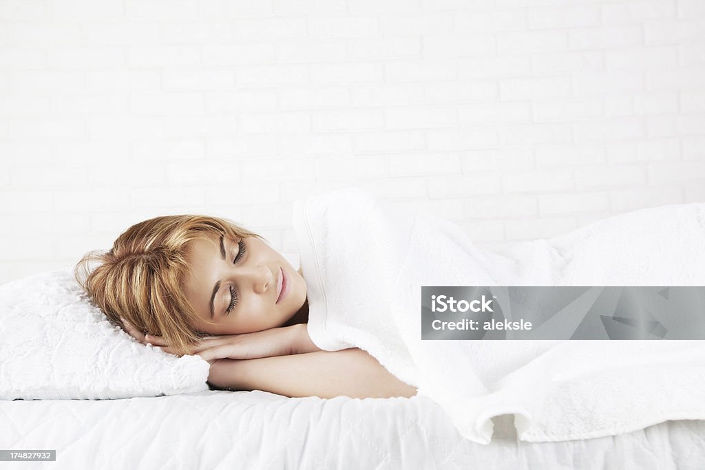 Femme endormie - Photo de Adulte libre de droits