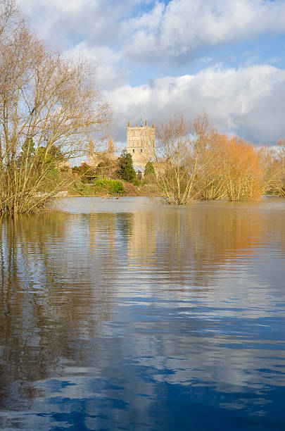 difusión de agua alrededores, gloucestershire abadía de tewkesbury - tewkesbury abbey fotografías e imágenes de stock