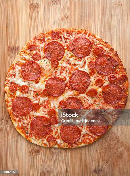 Photo libre de droit de Pizza Pepperoni Sur Planche De Bois banque d'images et plus d'images libres de droit de Aliment - Aliment, Alimentation lourde, Aliments et boissons