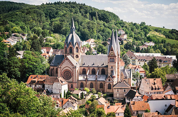 heppenheim con iglesia en alemania - odenwald fotografías e imágenes de stock