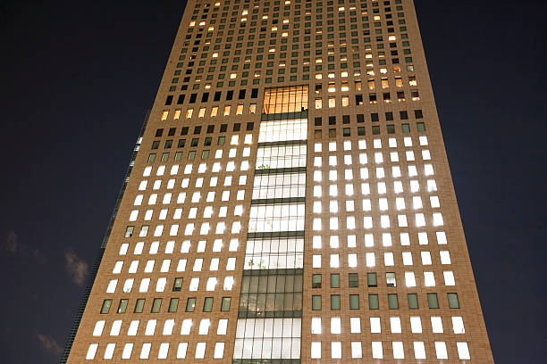 edificio di shimbashi notte, tokyo, giappone - shimbashi district skyscraper building exterior low angle view foto e immagini stock