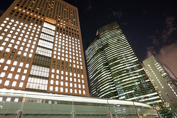 edificio di shimbashi mono e ferroviaria di notte, tokyo, giappone - shimbashi district skyscraper building exterior low angle view foto e immagini stock