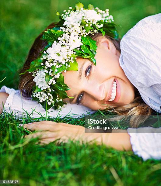 Bella Mujer Sonriente Con Una Corona En La Cabeza De Flor Foto de stock y más banco de imágenes de 20-24 años