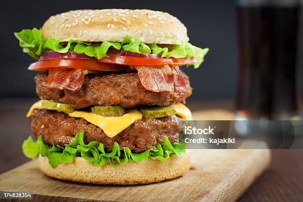 Cheeseburger Mit Doppelbett Stockfoto und mehr Bilder von Cheeseburger mit Speck - Cheeseburger mit Speck, Groß, Brötchen