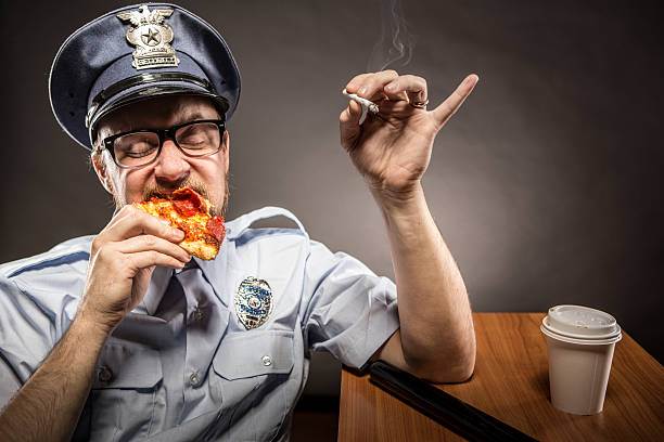 police chief essen pizza rauchen zigarette trinkt kaffee - humor badge blue crime stock-fotos und bilder