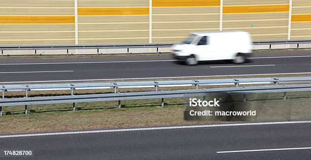 Coche En Movimiento Foto de stock y más banco de imágenes de Actividad - Actividad, Aire libre, Asfalto