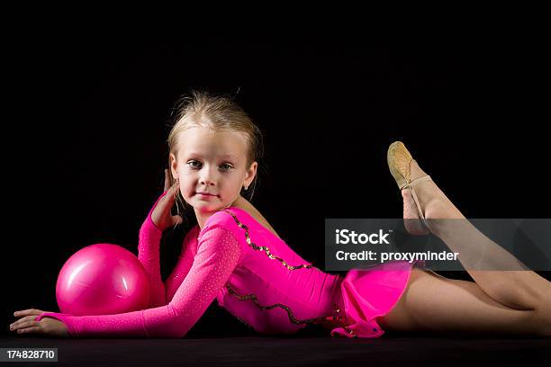 Foto de Little Ginasta Rítmica Menina Com Bola Em Fundo Preto e mais fotos de stock de 6-7 Anos