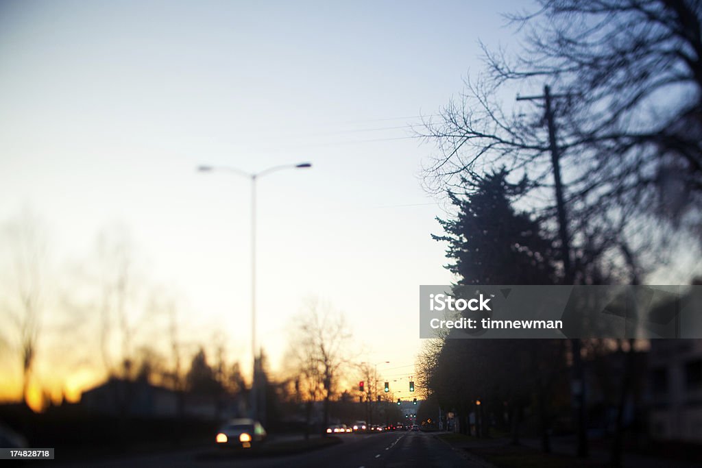 Tramonto urbano Traffico in una via cittadina con l'effetto Tilt-Shift - Foto stock royalty-free di Ambientazione esterna