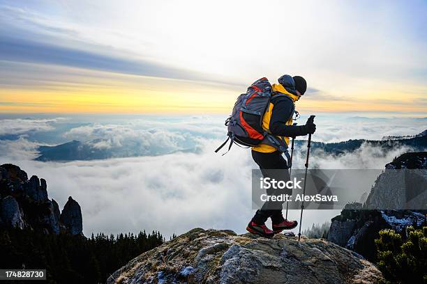 Botas De Montaña Con Espumosos En El Fondo Del Mar Foto de stock y más banco de imágenes de Actividad - Actividad, Adulto, Adulto joven