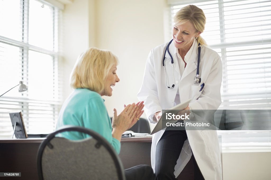 Weibliche Patienten Klatschen während Arzt mit medizinischen Ergebnisse - Lizenzfrei Arzt Stock-Foto