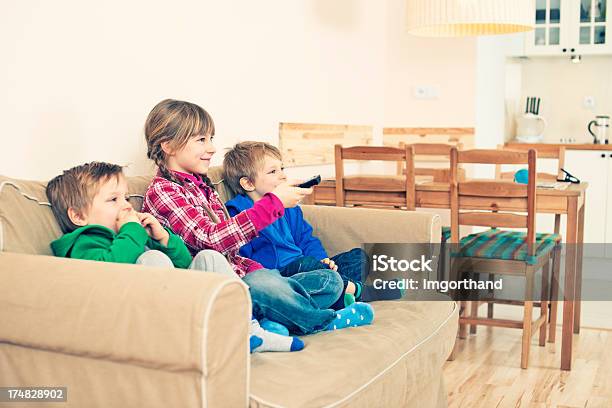 Los Niños Pueden Ver Televisión Foto de stock y más banco de imágenes de Mirar la televisión - Mirar la televisión, Niño, Cocina - Estructura de edificio