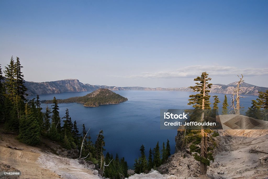 See Crater Lake und Wizard Island - Lizenzfrei Abenddämmerung Stock-Foto