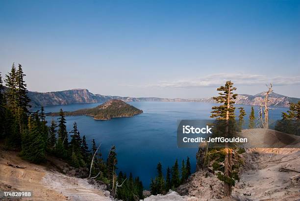 See Crater Lake Und Wizard Island Stockfoto und mehr Bilder von Abenddämmerung - Abenddämmerung, Caldera, Crater Lake - Oregon