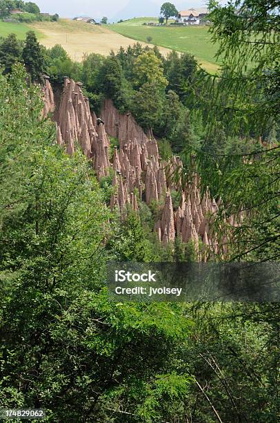 Terra Piramidi Bolzano Italia - Fotografie stock e altre immagini di Alto Adige - Alto Adige, Composizione verticale, Cultura italiana