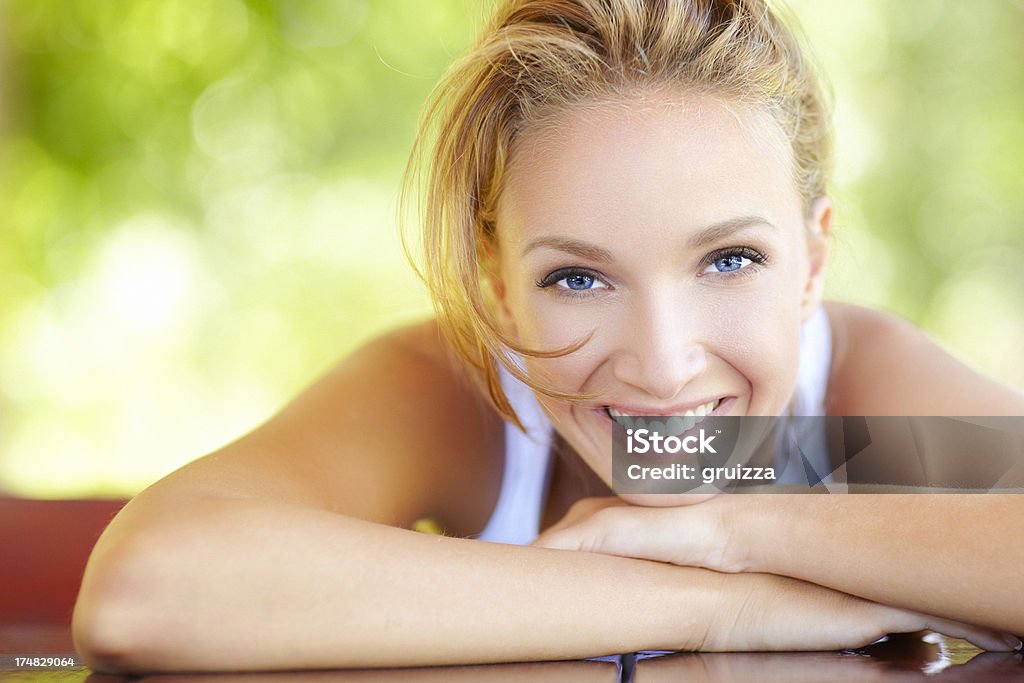 All'aperto Ritratto di bellezza di una giovane donna bellissima sorriso - Foto stock royalty-free di Donne