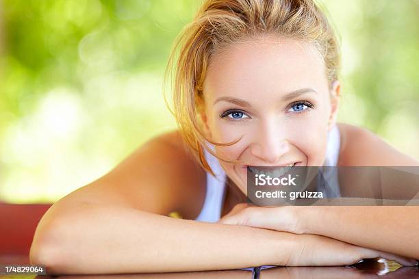 Allaperto Ritratto Di Bellezza Di Una Giovane Donna Bellissima Sorriso - Fotografie stock e altre immagini di Donne