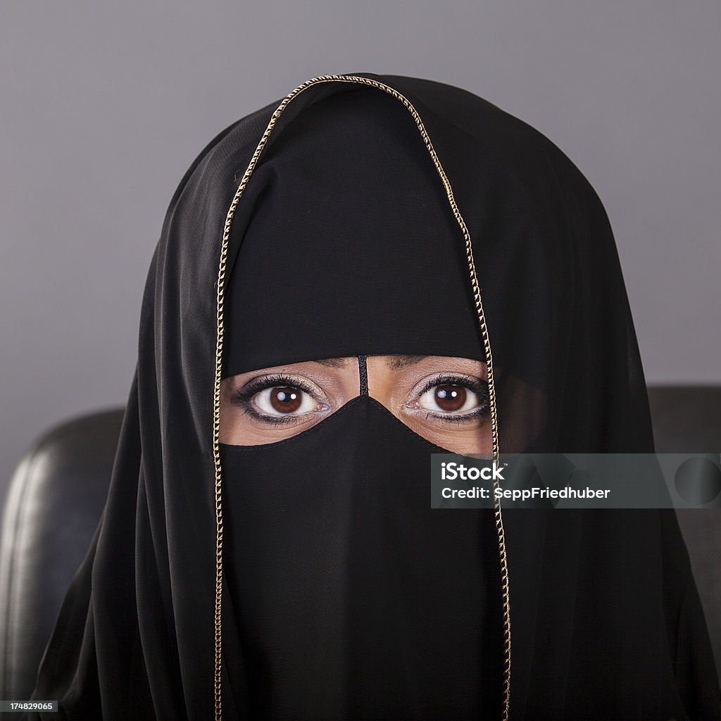 Retrato de uma mulher com véu muslime oriental - Foto de stock de Adulto royalty-free