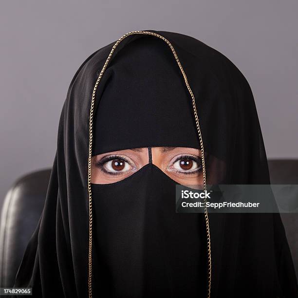 Foto de Retrato De Uma Mulher Com Véu Muslime Oriental e mais fotos de stock de Adulto - Adulto, Arabesco - Estilo, Beleza