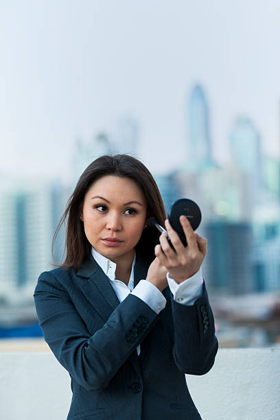 mujer de negocios verificar su maquillaje - model96 fotografías e imágenes de stock