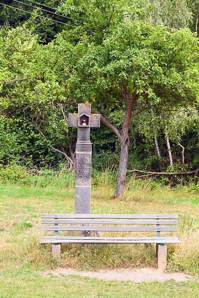 пилигрим's cross - stone cross pilgrimage bench стоковые фото и изображения