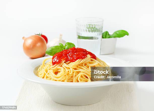 Placa De Spaghetti Con Salsa De Albahaca Y Foto de stock y más banco de imágenes de Agua potable - Agua potable, Ajo, Albahaca