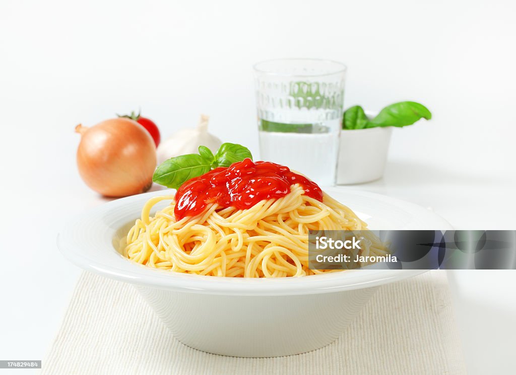 Тарелка Спагетти с соусом и базиликом - Стоковые фото Базилик роялти-фри