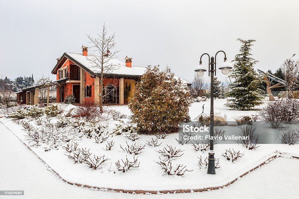 Casa di campagna In inverno - Foto stock royalty-free di Ambientazione esterna