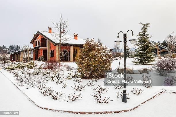 Casa Di Campagna In Inverno - Fotografie stock e altre immagini di Ambientazione esterna - Ambientazione esterna, Architettura, Bianco