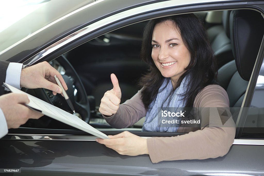 Mujer comprando automóvil. - Foto de stock de 40-49 años libre de derechos
