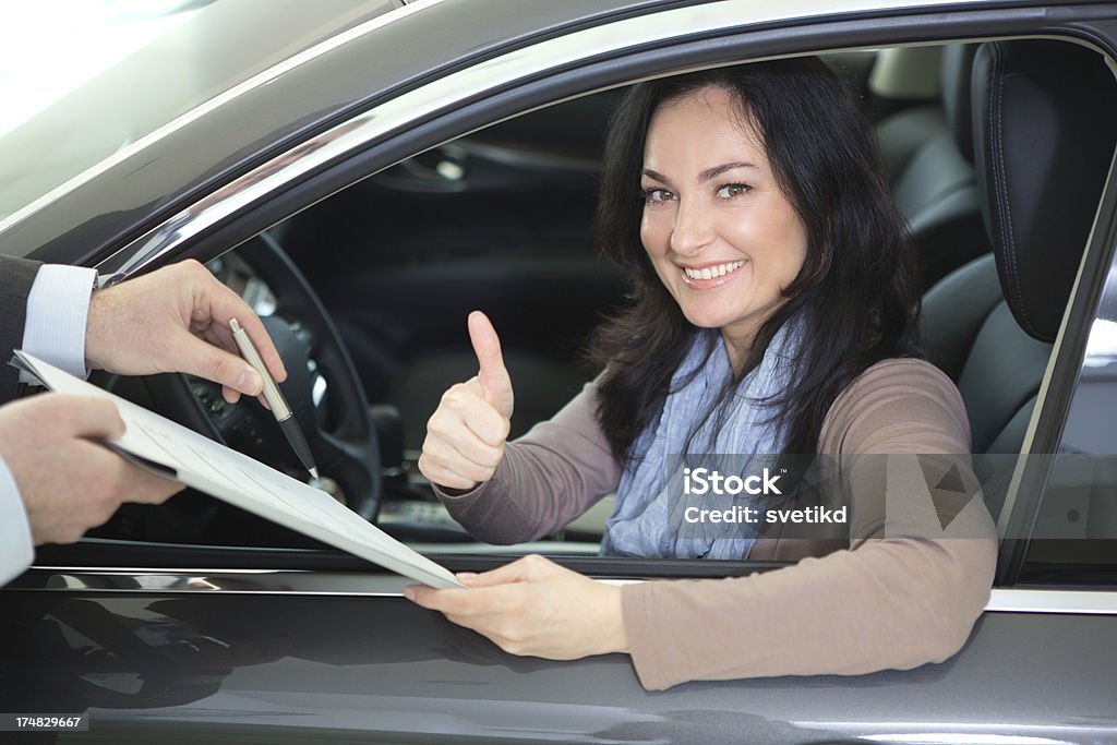 Mulher comprando car. - Foto de stock de 40-49 anos royalty-free