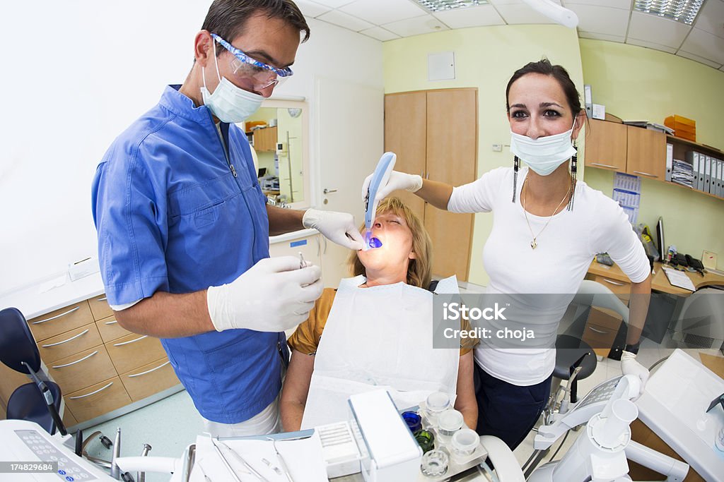 Mulher de meia idade na dentist.doctor e enfermeira trabalho - Royalty-free Adulto Foto de stock