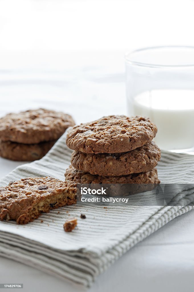 Lait et biscuits à l'avoine - Photo de Aliment libre de droits