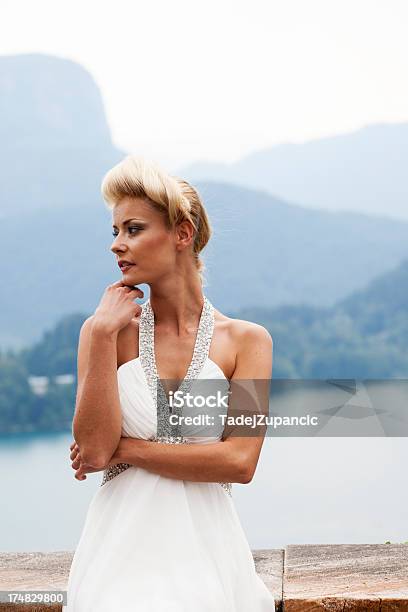 Foto de Noiva e mais fotos de stock de Adulto - Adulto, Branco, Casamento