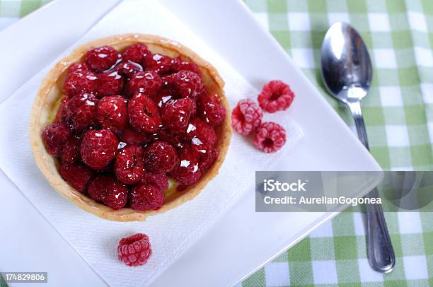 Torta Alla Vaniglia Con Lamponi Freschi - Fotografie stock e altre immagini di Camera - Camera, Cibo, Colore verde