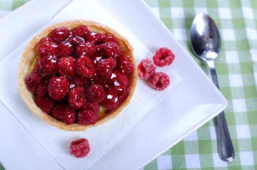 Vanilla tart with fresh raspberries