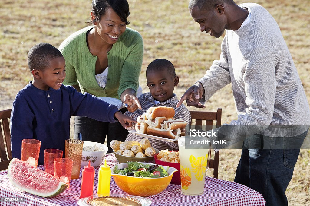 Афро-американской семьи, наслаждаясь cookout - Стоковые фото Ребёнок роялти-фри
