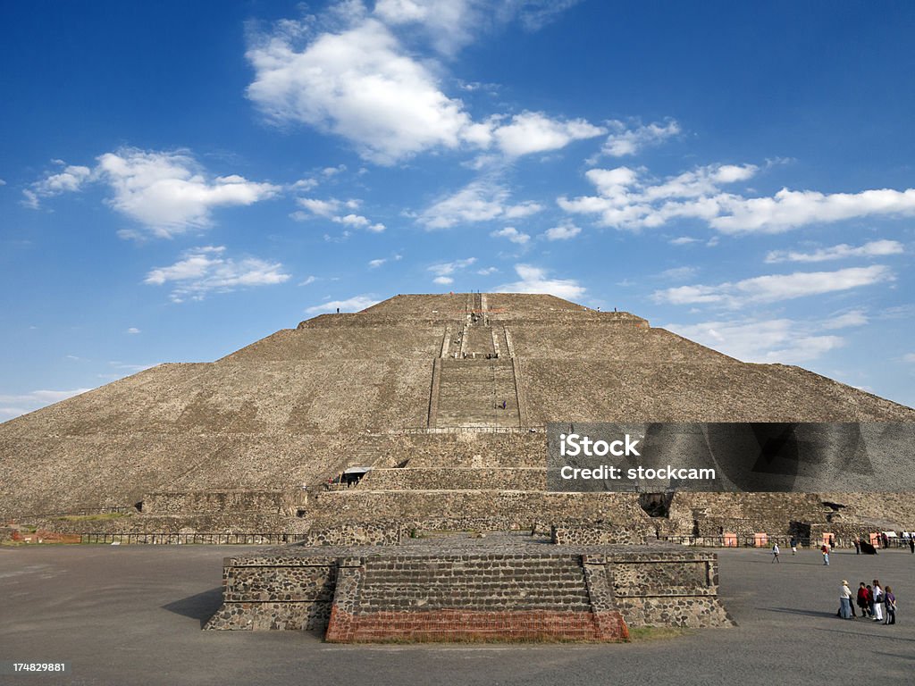 ピラミッド型の太陽の下でテオチワカンメキシコ - アステカ廃墟国定記念物のロイヤリティフリーストックフォト
