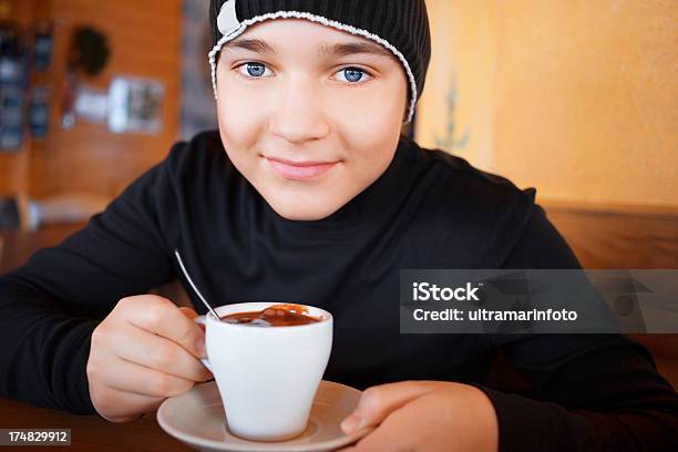 Cioccolata - Fotografie stock e altre immagini di Cioccolata calda - Cioccolata calda, Abiti pesanti, Adolescente