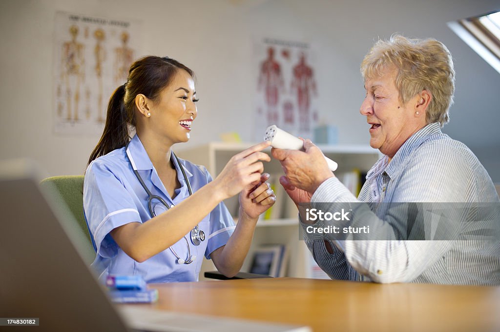 Krankenschwester mit älteren Patienten tun, puste test - Lizenzfrei Büro Stock-Foto