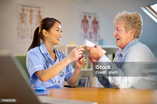 Krankenschwester Mit Älteren Patienten Tun Puste Test Stockfoto und mehr Bilder von Büro