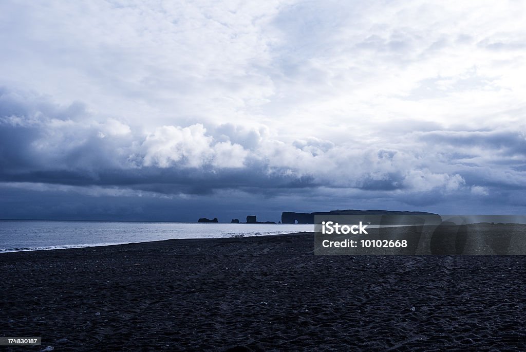 black sand beach - Lizenzfrei Bedeckter Himmel Stock-Foto