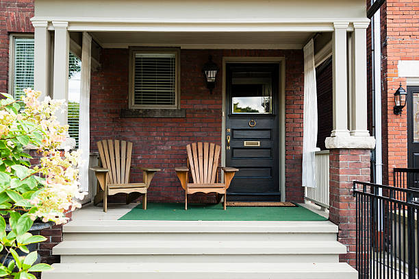 sillas de madera en el porche de entrada - front porch fotografías e imágenes de stock