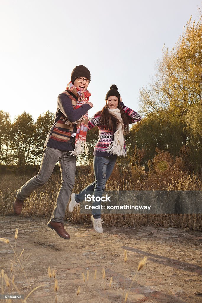 Casal se divertindo ao ar livre, Cores do Outono - Foto de stock de 20 Anos royalty-free