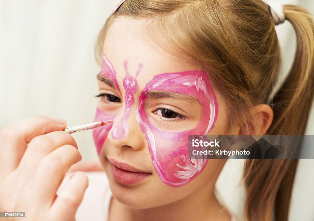 Fille profitant de la peinture sur visage - Photo de 4-5 ans libre de droits