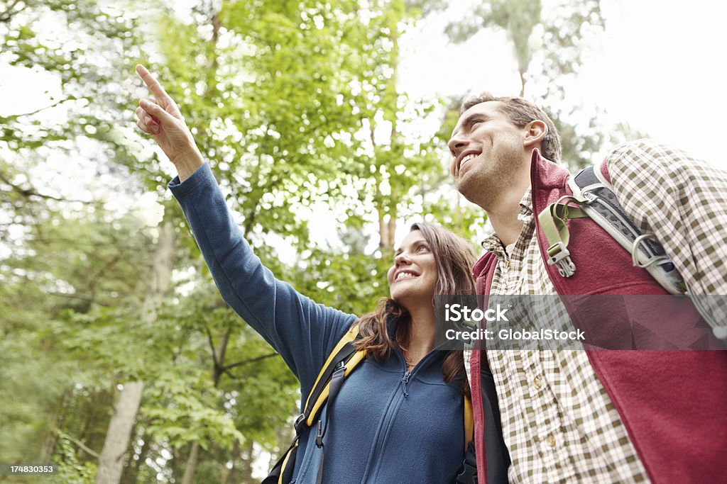 Guarda che lassù - Foto stock royalty-free di Abbigliamento casual